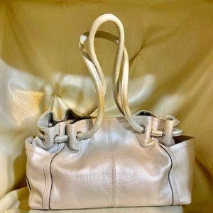 ❤️TIGNANBLLO Handbag. Shimmering Lt Cream Handbag 15 in W X 10-1/2H X 6-1/2 D /H